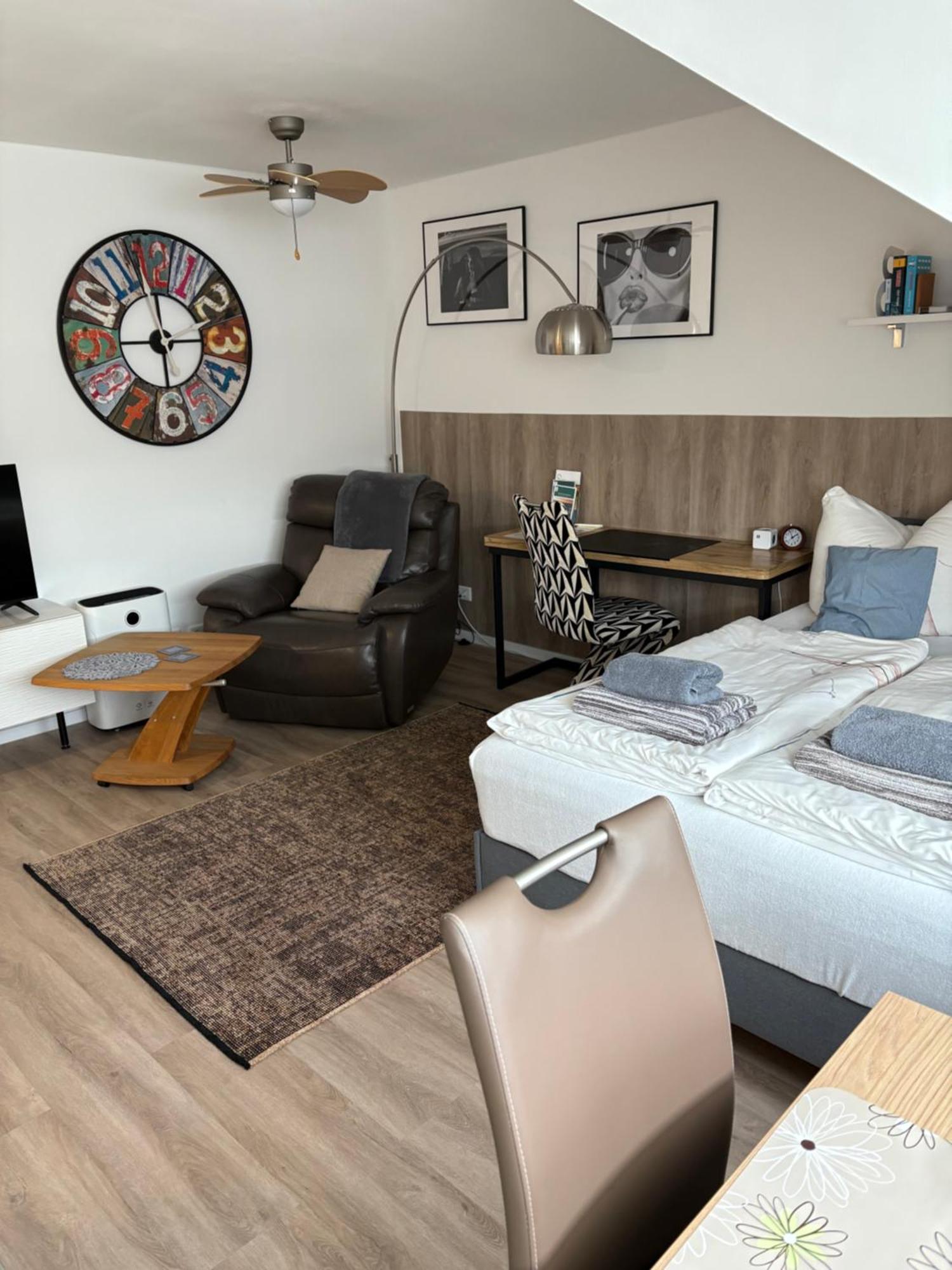 Grosse Gemuetliche Ferienwohnung Mit Klimaanlage, Parkplatz Inklusive Top ! Fürth Zewnętrze zdjęcie